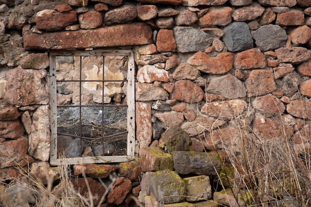 Captura aproximada de uma janela de um prédio abandonado