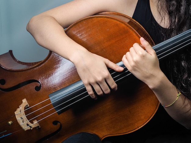 Captura aproximada de uma mulher segurando o violoncelo