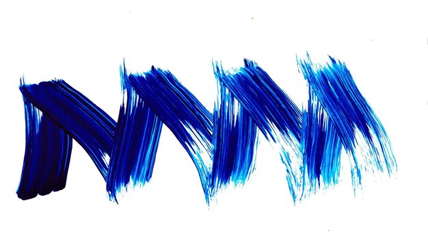 Captura aproximada de uma pintura abstrata azul isolada em um fundo branco