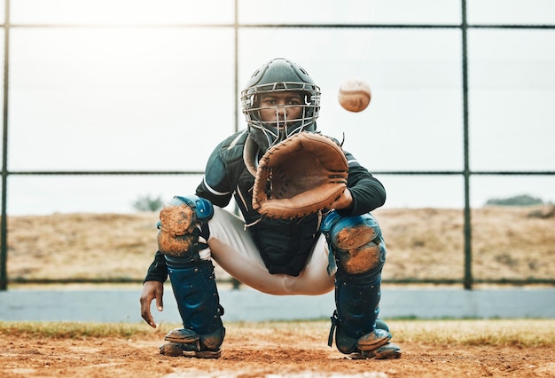 Captura de béisbol y deportes en el campo para el punto de juego o puntuación con la pelota en un campo al aire libre Lanzador de hombre negro con guante en ejercicio de entrenamiento deportivo y fitness en partido competitivo