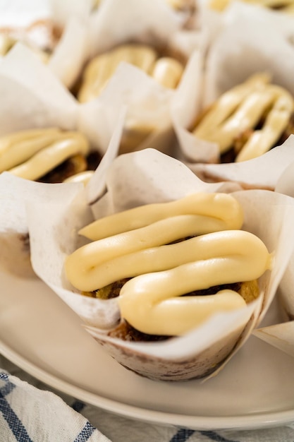 Captura cativante de bolinhos de canela de levedura