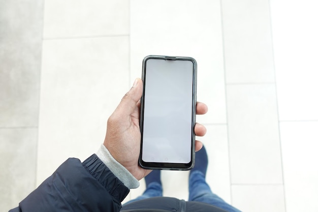 Captura de ponto de vista do uso de smartphone com tela verde enquanto caminhava