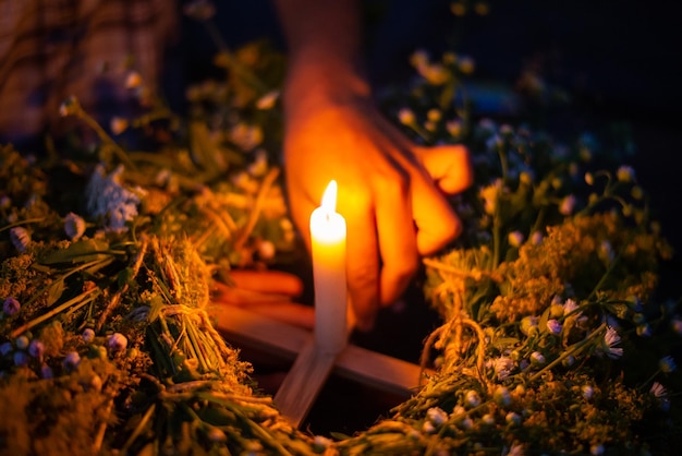 Captura de uma coroa de kupala nas mãos de meninas no rio Guirlanda ritual flutuante no rio com uma vela Celebração de Ivan kupala