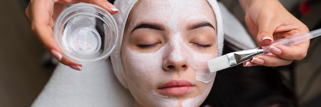 Captura de uma mulher recebendo tratamento facial com máscara de argila Cosmetologia e spa