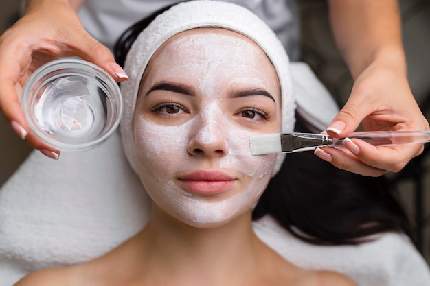 Captura de uma mulher recebendo tratamento facial com máscara de argila Cosmetologia e spa