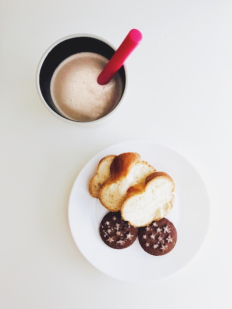 Captura directamente encima del café con comida en la mesa