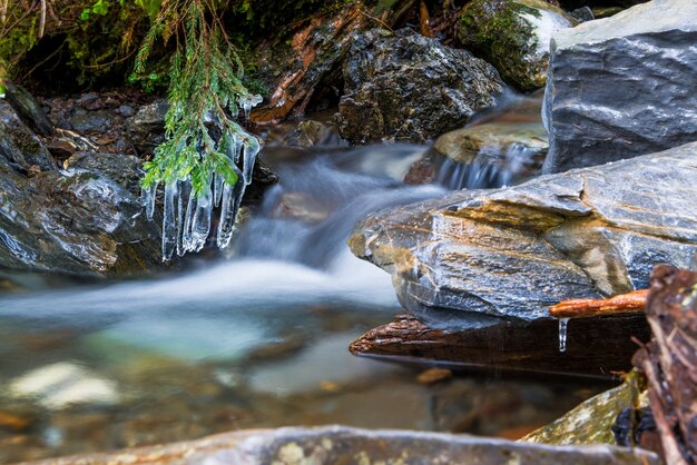 Captura de exposición prolongada en un arroyo en Suiza