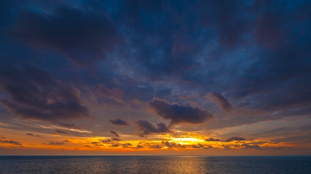 Foto captura de gran angular de la hermosa puesta de sol en el mar tropical en verano desde la lente de cambio de inclinación en relación full hd