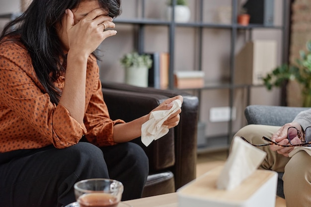 Captura horizontal de uma jovem adulta irreconhecível que sofre de depressão tendo sessão de psicoterapia