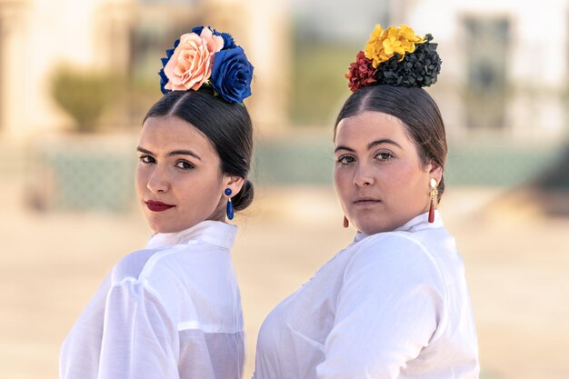 Captura média aproximada de um retrato de dois dançarinos de flamenco adolescentes