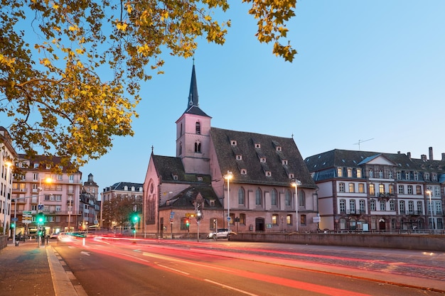 Captura nocturna de las calles de Estrasburgo Francia