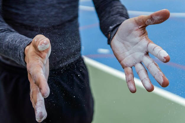 Captura de pantalla de un atleta poniendo tiza en sus manos - concepto deportivo