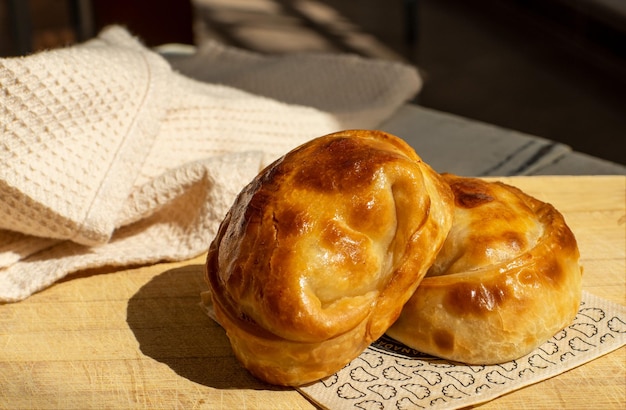 Captura de pantalla de deliciosas 'empanadas' argentinas hechas a mano en una mesa de madera