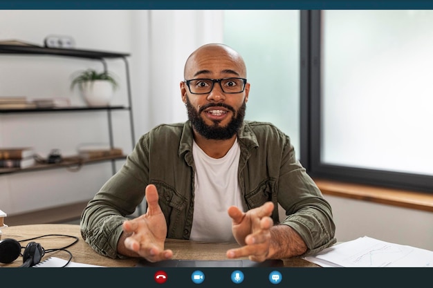 Captura de pantalla del dispositivo de entrevista en línea con un hombre latino maduro haciendo una videollamada hablando en la vista de la cámara web de la cámara