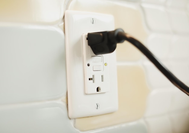 Captura de pantalla de un enchufe eléctrico instalado en una pared blanca