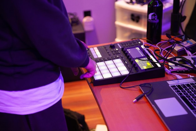 Captura de pantalla de un hombre haciendo ritmos y sonidos musicales con una máquina de pads de batería