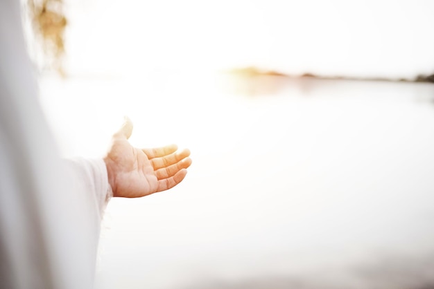 Foto captura de pantalla de jesucristo aterrizando una mano para pedir ayuda con un fondo borroso