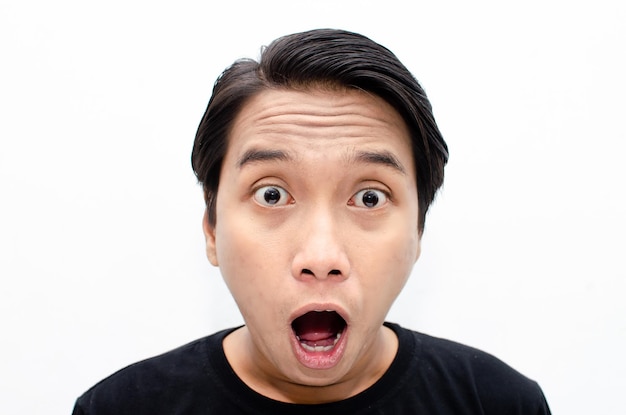 Captura de pantalla de un joven asiático conmocionado, sorprendido y asombrado con camiseta negra aislado en blanco
