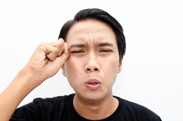 Captura de pantalla de un joven asiático con una triste y sombría expresión facial de llanto.