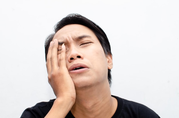 Captura de pantalla de un joven asiático con una triste y sombría expresión facial de llanto.