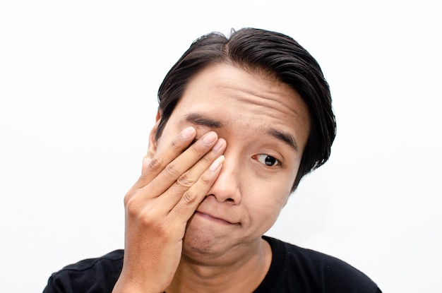 Captura de pantalla de un joven asiático con una triste y sombría expresión facial de llanto.