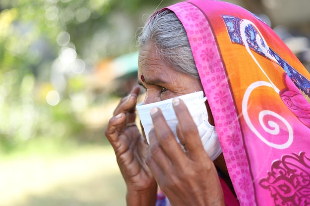 Captura de pantalla de una mujer india con una máscara blanca