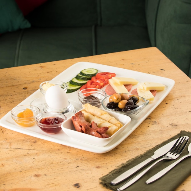 Captura de pantalla de un plato blanco de desayuno en una mesa de madera