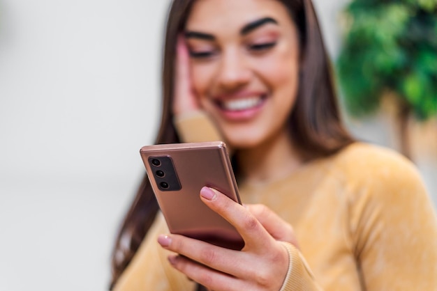 Captura de pantalla de un teléfono móvil utilizado por una joven feliz