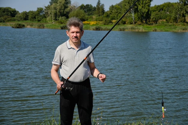 Captura del pescador: crucian y cucaracha. Pesca en el lago. Centro de recreacion. agosto de 2021.