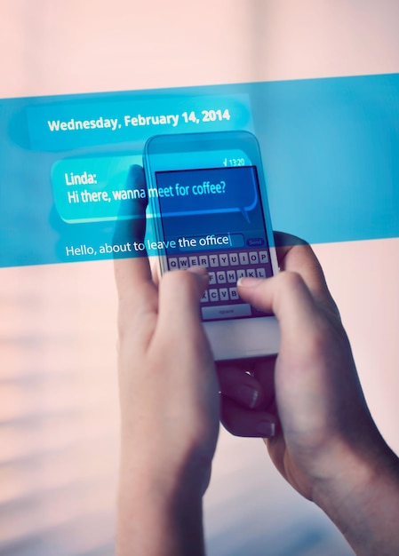 Foto captura recortada de alguien enviando un mensaje de texto a un amigo en su teléfono inteligente