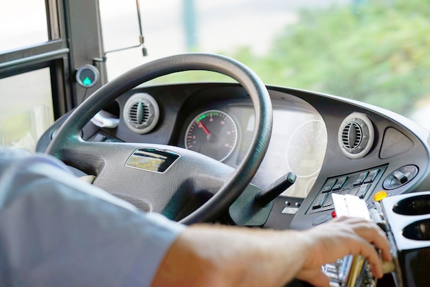 Captura recortada del conductor del autobús sosteniendo el volante