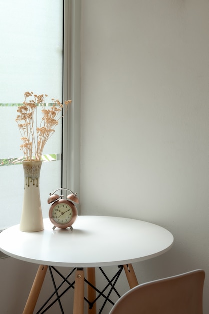 Captura recortada del diseño interior moderno de la casa con florero, reloj y espacio de copia