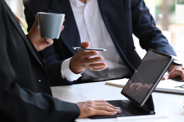 Captura recortada de empresarios en traje formal discutiendo ideas de proyectos en línea juntos