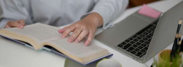 Captura recortada de estudiante universitaria en busca de información sobre el libro