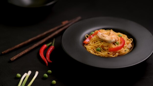 Captura recortada de fideos Schezwan o Chow Mein con vegetales y pollo