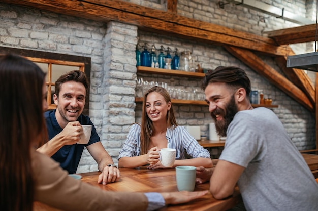 Captura recortada de un grupo de amigos charlando en casa