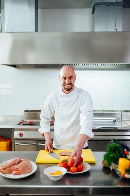 Captura recortada de un joven chef que cocina en una cocina profesional