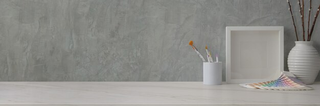 Captura recortada del moderno espacio de trabajo con suministros de diseño y decoraciones en el escritorio de mármol