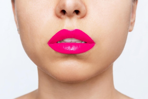 Captura recortada de una mujer joven con labios perfectos con lápiz labial de color rosa brillante brillante