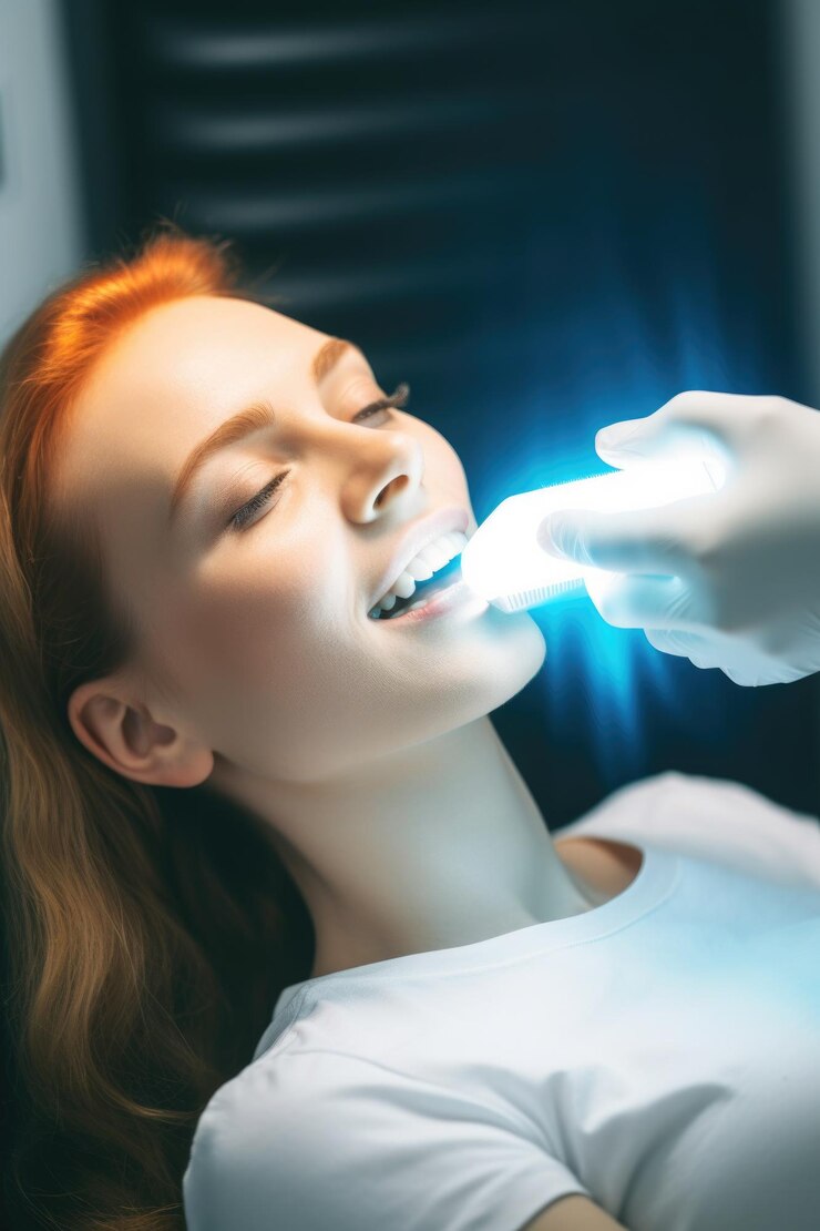 Captura recortada de una mujer joven que se blanquea los dientes creada con ai generativa