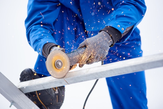 Captura recortada de un trabajador técnico de corte de acero en el sitio de construcción de soldadura soldadura construccionista trabajo profesión ocupación artesanía metalurgia metalurgia equipo industrial herramientas.