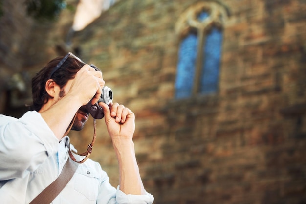 Captura los recuerdos Foto de un apuesto joven turista visitando los lugares de interés