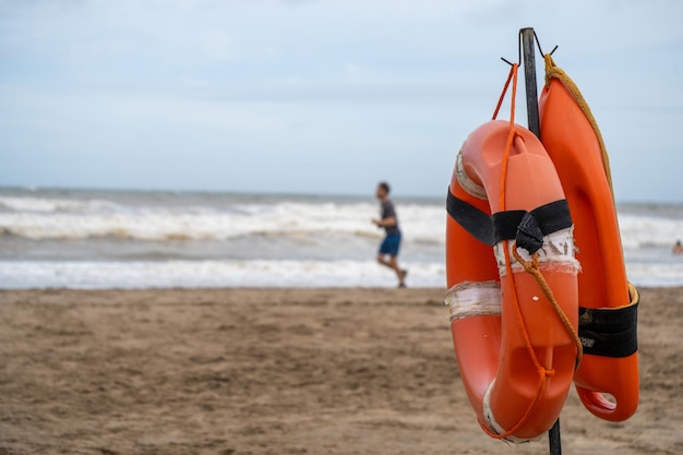 Captura selectiva de salvavidas de plástico en la playa de la Costa Atlántica, Argentina