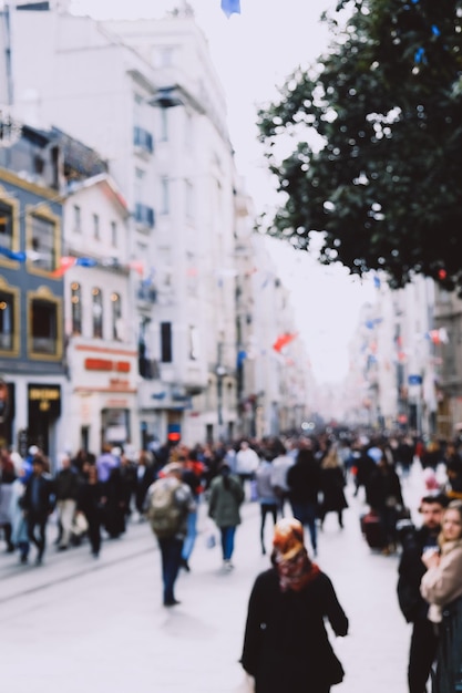 Captura vertical de multitudes de personas anónimas caminando por la concurrida calle de Estambul