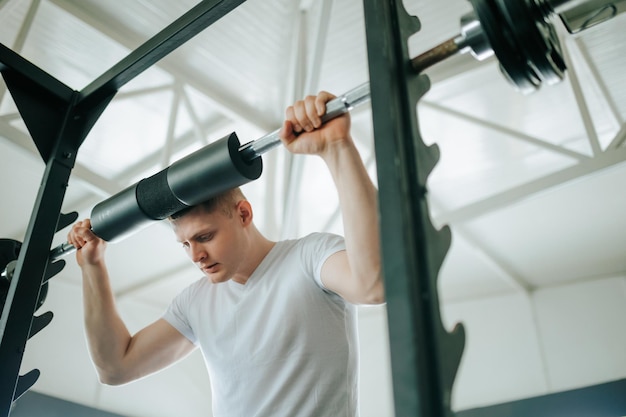 Capturado en un momento de intensa preparación para el entrenamiento, este atleta comprometido prepara el escenario para una