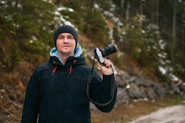 Capturando la belleza alpina Hombre Fotógrafo Capturando imágenes profesionales de picos nevados en Wanderlust Moment Concepto de vacaciones en Europa