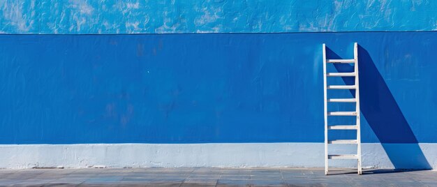 Foto capturando el equilibrio el objetivo de la escalera blanca y la pared azul definidora en