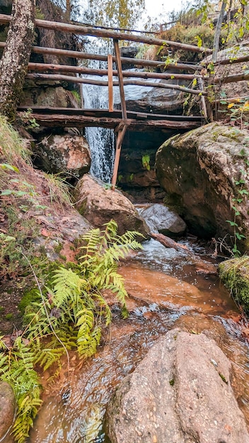 Capturando la esencia de las cascadas de otoño a lo largo del sinuoso río Duero en Soria Covaleda