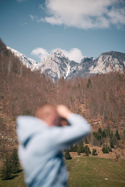 Capturando a un fotógrafo de belleza alpina capturando imágenes profesionales de picos nevados en Wanderlust Moment Concepto de vacaciones en Europa