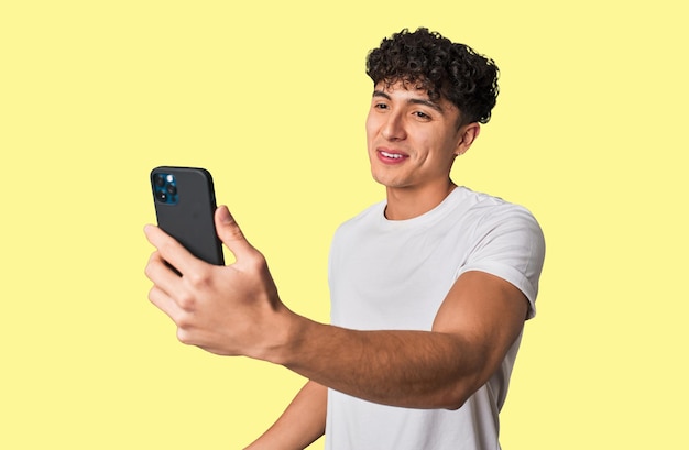 Capturando una sonrisa Joven tomándose un selfie